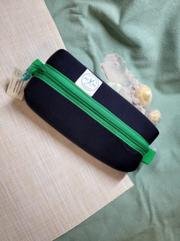 Trousse en néoprène upcyclé réalisée à partir d'anciennes combinaisons néoprène